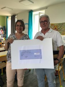 le chèque offert à l'association Amept Limousin par l’École Sainte-Valérie (Limoges) en faveur de la ferme-orphelinat de Yovokopé en 2022