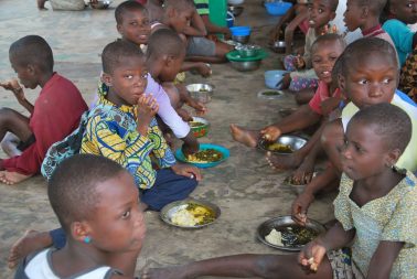 Des enfants de la ferme-orphelinat de Yovokopé s'alimentent