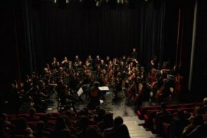 Orchestre Enigma en représentation dans une salle de spectacle